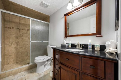 21 Cresthaven Way Sw, Calgary, AB - Indoor Photo Showing Bathroom