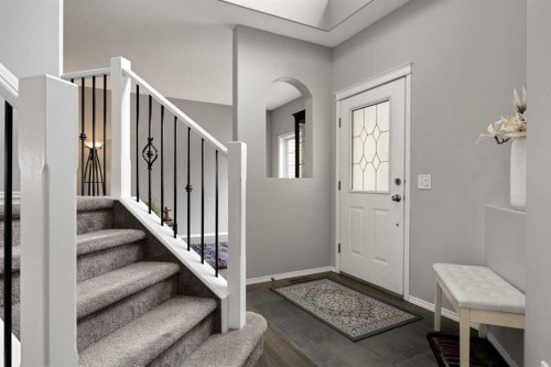 21 Cresthaven Way Sw, Calgary, AB - Indoor Photo Showing Other Room