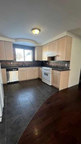 1116 37 Street Se, Calgary, AB - Indoor Photo Showing Kitchen