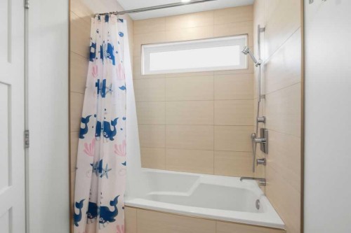 3449 Lane Crescent Sw, Calgary, AB - Indoor Photo Showing Bathroom