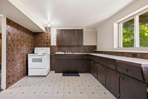 8039 36 Avenue Nw, Calgary, AB - Indoor Photo Showing Kitchen
