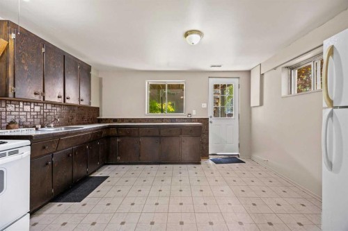 8039 36 Avenue Nw, Calgary, AB - Indoor Photo Showing Kitchen