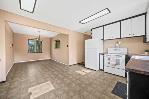 8039 36 Avenue Nw, Calgary, AB - Indoor Photo Showing Kitchen