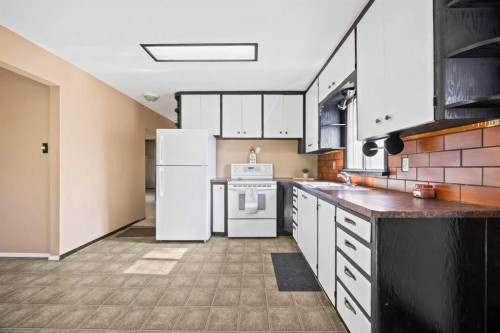 8039 36 Avenue Nw, Calgary, AB - Indoor Photo Showing Kitchen