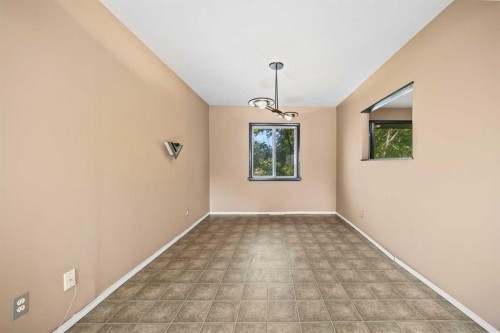 8039 36 Avenue Nw, Calgary, AB - Indoor Photo Showing Other Room