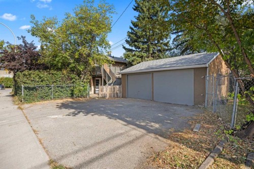 8039 36 Avenue Nw, Calgary, AB - Outdoor
