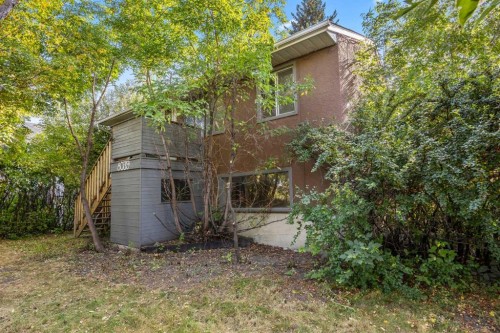 8039 36 Avenue Nw, Calgary, AB - Outdoor