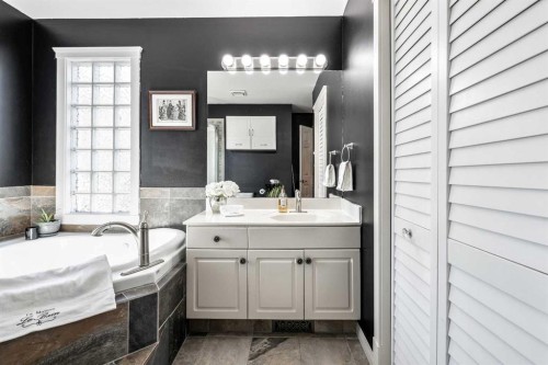 135 Westridge Close, Okotoks, AB - Indoor Photo Showing Bathroom