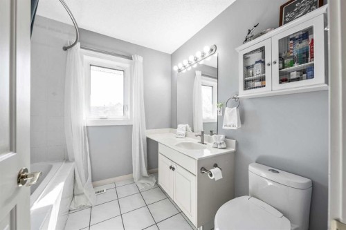 135 Westridge Close, Okotoks, AB - Indoor Photo Showing Bathroom