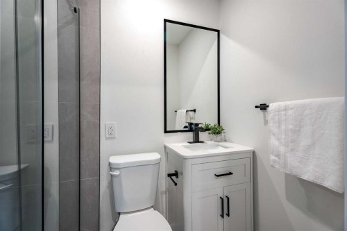 1024 Hunterston Place Nw, Calgary, AB - Indoor Photo Showing Bathroom