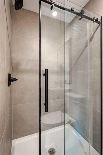 1024 Hunterston Place Nw, Calgary, AB - Indoor Photo Showing Bathroom