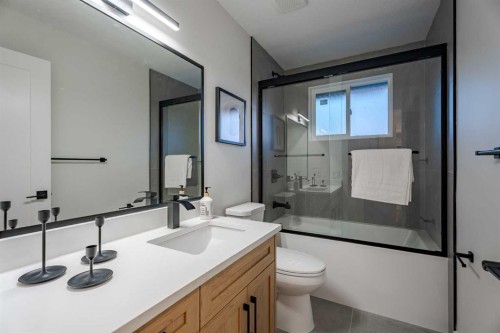 1024 Hunterston Place Nw, Calgary, AB - Indoor Photo Showing Bathroom