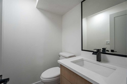 1024 Hunterston Place Nw, Calgary, AB - Indoor Photo Showing Bathroom
