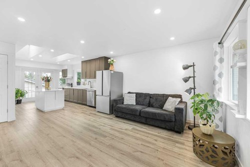 477 72 Avenue Ne, Calgary, AB - Indoor