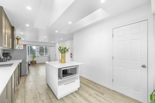 477 72 Avenue Ne, Calgary, AB - Indoor Photo Showing Kitchen
