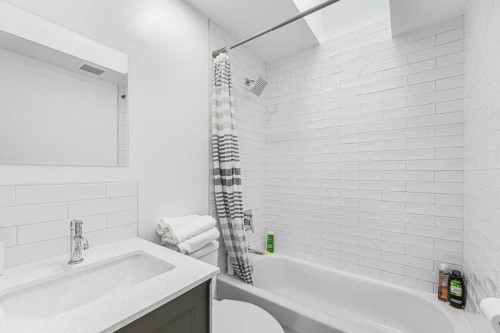 477 72 Avenue Ne, Calgary, AB - Indoor Photo Showing Bathroom