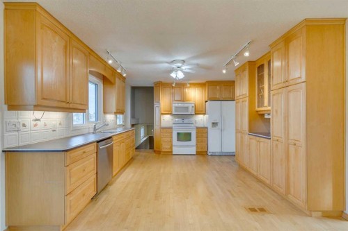 4 Lake Huron Place Se, Calgary, AB - Indoor Photo Showing Kitchen