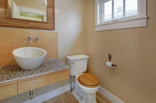 2511 18 Street Nw, Calgary, AB - Indoor Photo Showing Bathroom