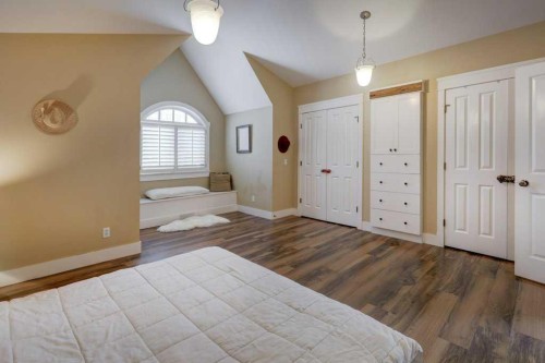 2511 18 Street Nw, Calgary, AB - Indoor Photo Showing Bedroom