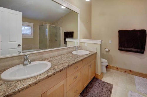 2511 18 Street Nw, Calgary, AB - Indoor Photo Showing Bathroom