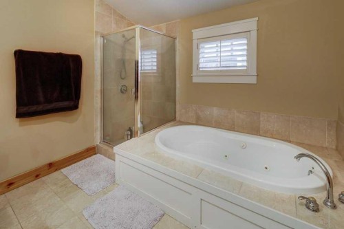 2511 18 Street Nw, Calgary, AB - Indoor Photo Showing Bathroom