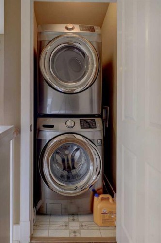 2511 18 Street Nw, Calgary, AB - Indoor Photo Showing Laundry Room
