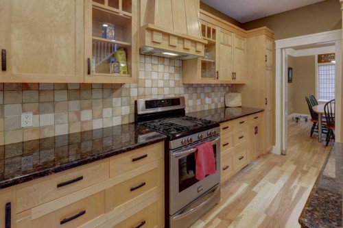 2511 18 Street Nw, Calgary, AB - Indoor Photo Showing Kitchen