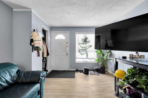 4617 Stanley Road Sw, Calgary, AB - Indoor Photo Showing Living Room