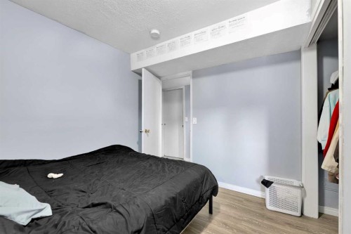 4617 Stanley Road Sw, Calgary, AB - Indoor Photo Showing Bedroom