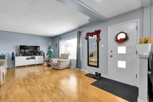 4617 Stanley Road Sw, Calgary, AB - Indoor Photo Showing Living Room