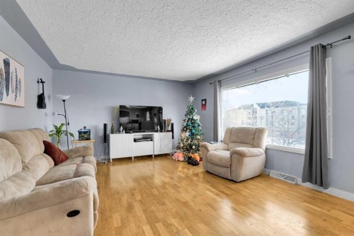 4617 Stanley Road Sw, Calgary, AB - Indoor Photo Showing Living Room
