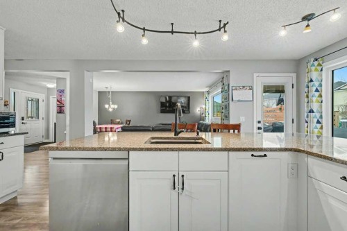 35 Somerglen Way Sw, Calgary, AB - Indoor Photo Showing Kitchen