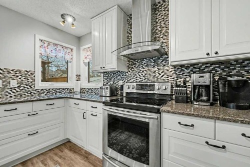 35 Somerglen Way Sw, Calgary, AB - Indoor Photo Showing Kitchen With Upgraded Kitchen