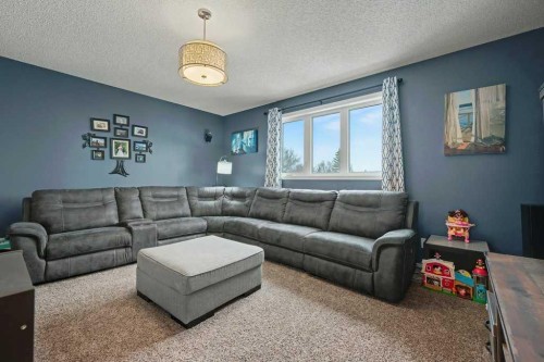 35 Somerglen Way Sw, Calgary, AB - Indoor Photo Showing Living Room