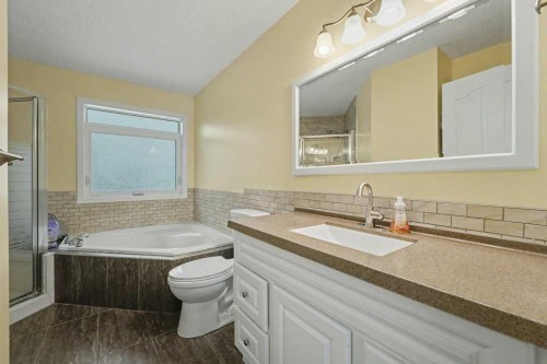 35 Somerglen Way Sw, Calgary, AB - Indoor Photo Showing Bathroom