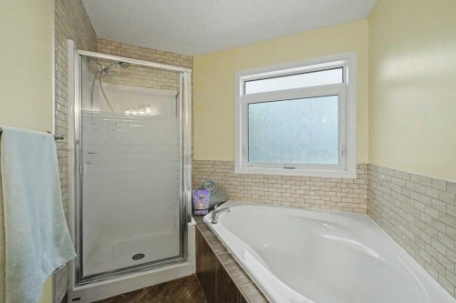 35 Somerglen Way Sw, Calgary, AB - Indoor Photo Showing Bathroom