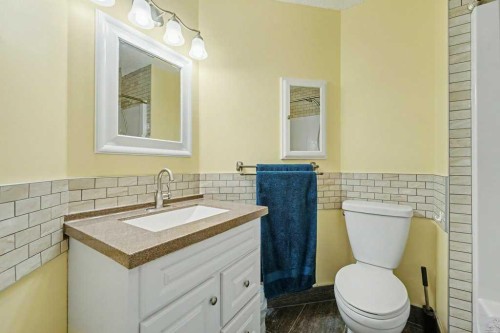 35 Somerglen Way Sw, Calgary, AB - Indoor Photo Showing Bathroom