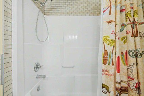 35 Somerglen Way Sw, Calgary, AB - Indoor Photo Showing Bathroom