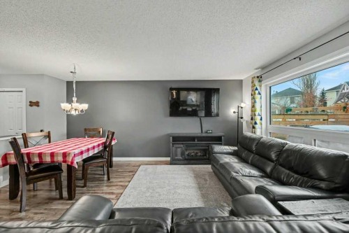 35 Somerglen Way Sw, Calgary, AB - Indoor Photo Showing Living Room