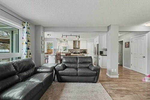 35 Somerglen Way Sw, Calgary, AB - Indoor Photo Showing Living Room