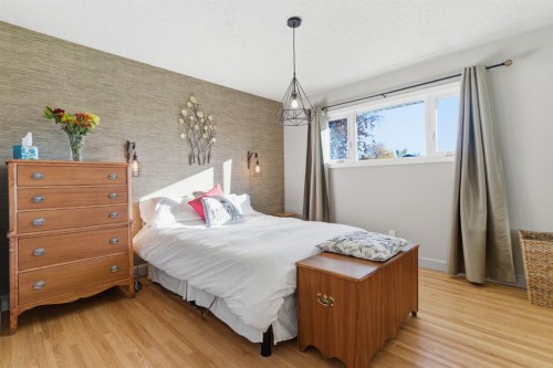 7019 20 Street Se, Calgary, AB - Indoor Photo Showing Bedroom