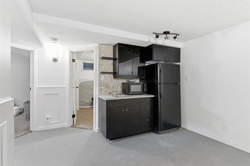7019 20 Street Se, Calgary, AB - Indoor Photo Showing Kitchen