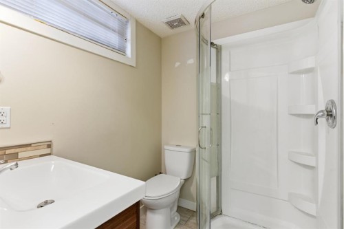 7019 20 Street Se, Calgary, AB - Indoor Photo Showing Bathroom