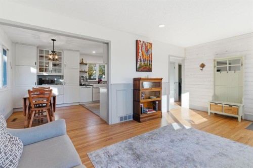 7019 20 Street Se, Calgary, AB - Indoor Photo Showing Living Room