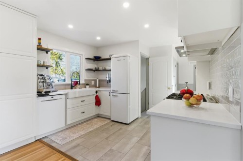 7019 20 Street Se, Calgary, AB - Indoor Photo Showing Kitchen