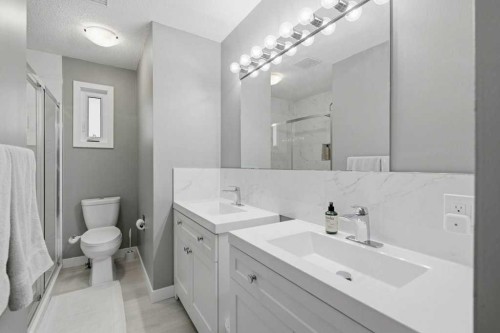 2708 Doverbrook Road Se, Calgary, AB - Indoor Photo Showing Bathroom