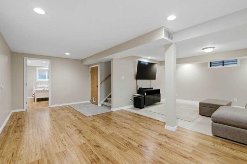 2708 Doverbrook Road Se, Calgary, AB - Indoor