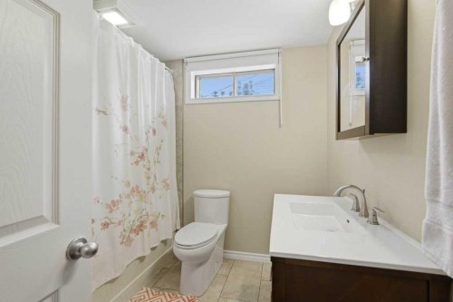 2708 Doverbrook Road Se, Calgary, AB - Indoor Photo Showing Bathroom
