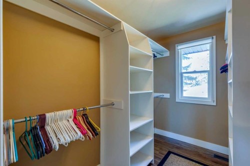 3140 46 Street Sw, Calgary, AB - Indoor With Storage