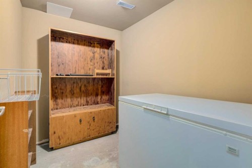 3140 46 Street Sw, Calgary, AB - Indoor Photo Showing Other Room